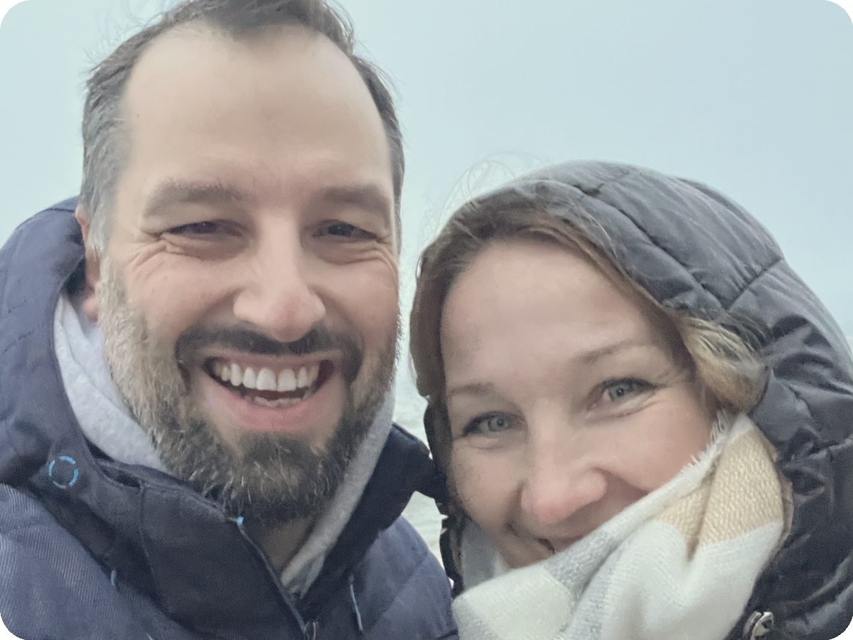 Justyna und Timo, gemeinsam draußen, lachend